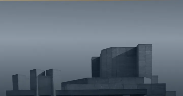 Flacher Betonbau unter hellem Himmel.