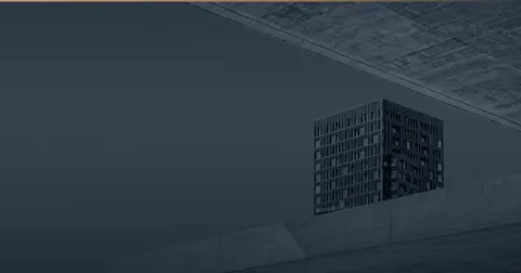 Auskragende Betonplatte vor einem dunklen Turm.