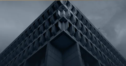 Pyramidenförmig gestaffelte Betonfassade.