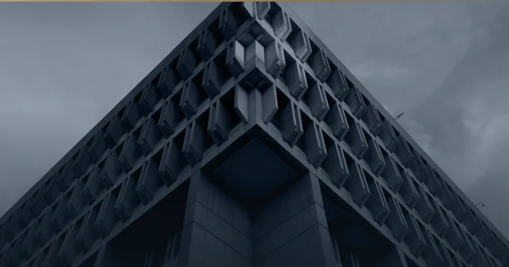 Pyramidenförmig gestaffelte Betonfassade.