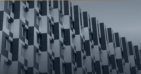 Wohnhausfassade mit versetzt angeordneten Fenstern.