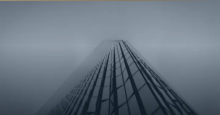 Hochhaus, das sich nach oben im Nebel verliert.