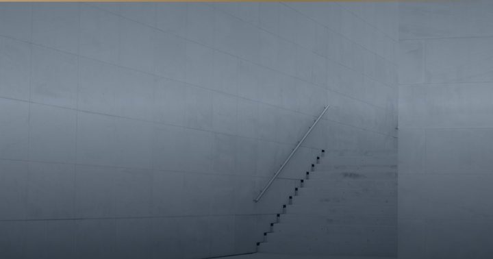 Ruhige Betonwand mit einer schmalen Treppe.