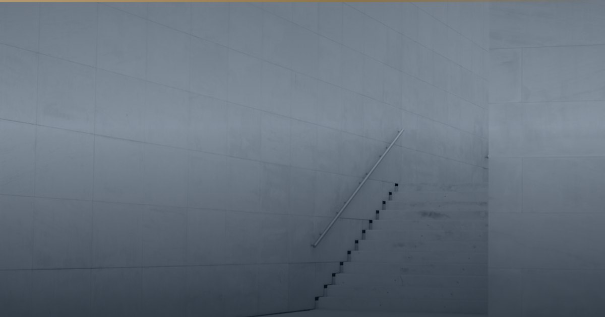 Ruhige Betonwand mit einer schmalen Treppe.