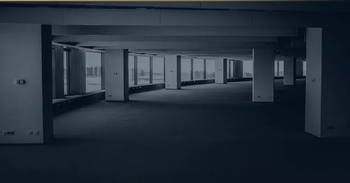 Leere Bürofläche mit einer Reihe tragender Stützen.