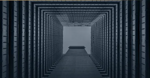 Blick nach oben aus einem quadratischen Innenhof.