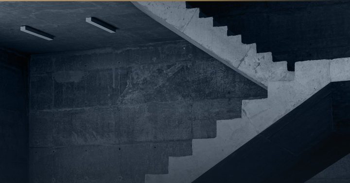 Aufwärts führende Betontreppe in einem modernen Gebäude.