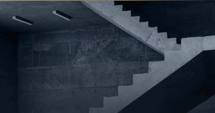 Aufwärts führende Betontreppe in einem modernen Gebäude.