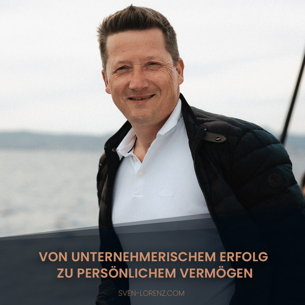 Sven Lorenz auf Yacht, symbolisiert Erfolg und finanzielle Freiheit.